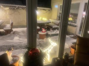 uma vista para um quarto com neve fora de uma janela em Harzhotel Warnstedter Krug em Thale