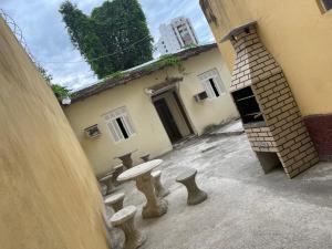 Status Casa Pelinca في كامبوس دوس جويتاكازيس: مبنى أمامه جلسة حجرية