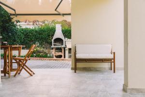 een patio met een bank en een open haard bij Villetta Crima Geremeas in Marongiu