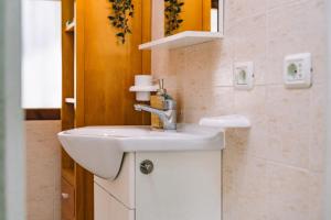 een badkamer met een wastafel en een spiegel bij Villetta Crima Geremeas in Marongiu