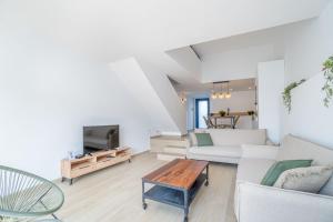a living room with a couch and a table at 405-Casa al canal con amarre in Empuriabrava