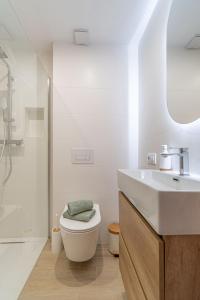 a bathroom with a toilet and a sink and a shower at 405-Casa al canal con amarre in Empuriabrava +24 photos