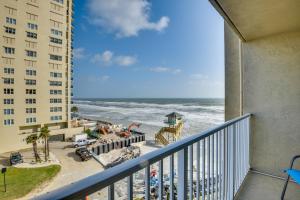Elle comprend un balcon offrant une vue sur l'océan. dans l'établissement Breezy Daytona Beach Studio with Balcony and Views!, à Daytona Beach