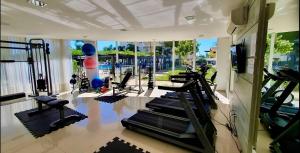 - une salle de sport avec tapis de course et machines elliptiques dans l'établissement Beto Carrero, Praia, Piscina, Lazer, à Penha