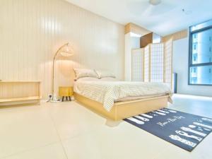 een slaapkamer met een bed en een bad bij Arcoris Suite 1-4 Pax ThePrince HighFloor/Balcony in Kuala Lumpur