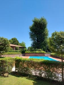 una piscina en el patio trasero de una casa en Rosa Flat - with Pool, en Polpenazze del Garda