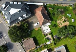 an overhead view of a house with a yard at Au soin de la Vie 