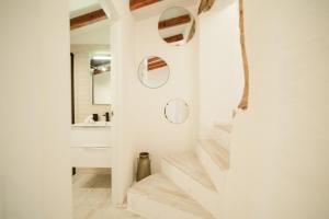 貝尼塔切利的住宿－Mirasol，浴室拥有白色的墙壁和带镜子的楼梯