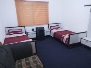Zimmer mit 2 Betten und einem Fenster in der Unterkunft City Center in Gerasa