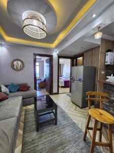 un soggiorno con divano e frigorifero di Amazing Sea View 2 bedroom apartment ad Alessandria d'Egitto