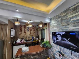 A television and/or entertainment centre at Amazing Sea View 2 bedroom apartment