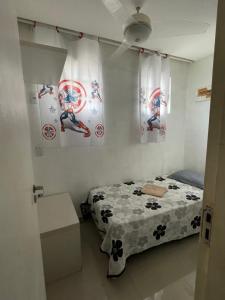 een slaapkamer met een bed in een kamer bij Água Campos in Campos dos Goytacazes