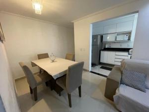 een keuken en eetkamer met een tafel en stoelen bij Água Campos in Campos dos Goytacazes