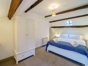 Llit o llits en una habitació de 2 Bed in High Lorton 86023