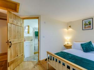 Tempat tidur dalam kamar di 4 Bed in Llandrindod Wells 86118