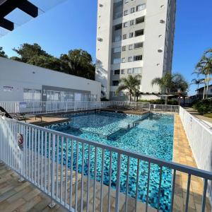 uma piscina no meio de um edifício em O seu apê na praia, 2 dormitórios, com piscina em Barra Velha