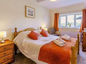 1 dormitorio con 1 cama con 2 almohadas en 3 Bed in Lampeter 86506, en Cellan