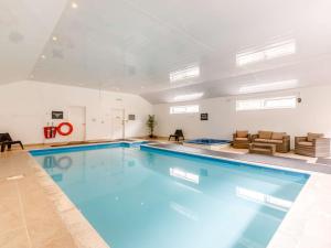 una grande piscina con acqua blu in un edificio di 3 Bed in Combe Martin 86942 a Berrynarbor