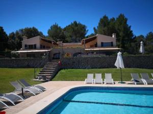 eine Villa mit einem Pool und einem Haus in der Unterkunft Es Puig de Ses Coves in Santa Eugènia