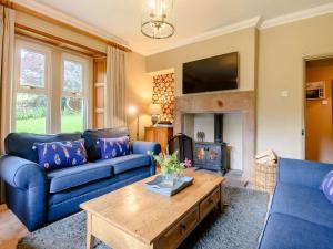 sala de estar con sofá azul y mesa en 4 Bed in Ullswater 88023, en Dockray