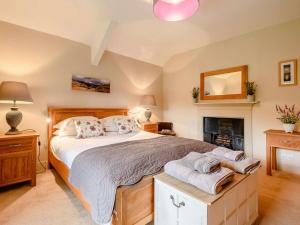 1 dormitorio con 1 cama grande y chimenea en 4 Bed in Ullswater 88023, en Dockray