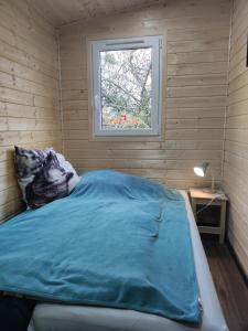 Cama en habitación con ventana en Unser Großer - Tiny House 