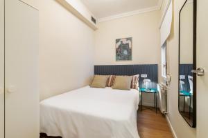 Ένα ή περισσότερα κρεβάτια σε δωμάτιο στο Rafael Apartment by Olala Homes