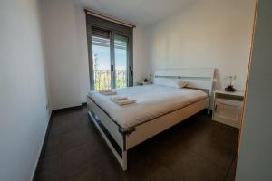 En eller flere senge i et værelse på Chic City Haven: Modern Apartment in Castellón