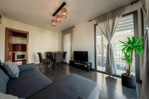 Ruang duduk di Chic City Haven: Modern Apartment in Castellón