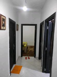 um quarto com duas portas e um quarto com um quarto em Qamar's guests 4 em Al Hoceïma
