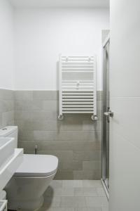 ein Bad mit einem WC, einem Waschbecken und einer Dusche in der Unterkunft APARTAMENTO EN SANTA ANA - SOL (2H + 2B) in Madrid