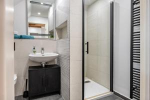 een badkamer met een wastafel en een douche bij Casa Caso - Apartment 6 in Achim
