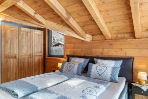 ein Schlafzimmer mit einem Bett in einer Holzhütte in der Unterkunft Chalet Aus Holz in Garmisch-Partenkirchen