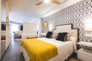 1 dormitorio con 1 cama con manta amarilla en Flores de Cordoba 5 Jazmin, en Córdoba