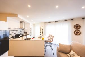 a kitchen and living room with a couch and a table at Flores de Cordoba 5 Jazmin in Córdoba