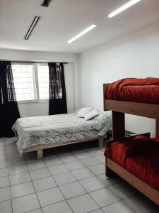 1 dormitorio con 2 literas y ventana en Complejo Turístico Quinto Elemento 2 en San Rafael