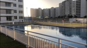 una piscina en medio de una ciudad en Departamento cercano a la playa, en La Serena