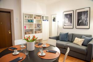 - un salon avec une table et un canapé dans l'établissement Piazza Testaccio Home appartamento E 2 Accogliente e Silenzioso, à Rome