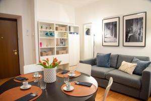 a living room with a table and a couch at Piazza Testaccio Home appartamento E 2 Accogliente e Silenzioso in Rome