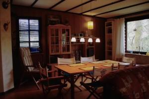 een eetkamer met een houten tafel en stoelen bij Piraten Nest in Schortens