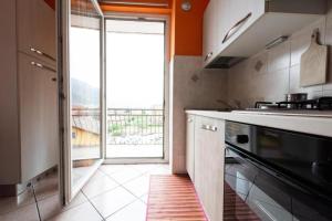 eine Küche mit einer offenen Tür zu einem Balkon in der Unterkunft Casa Verena in Aosta