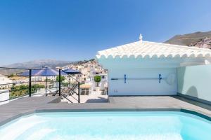Cette villa avec vue dispose d'une piscine. dans l'établissement Luxury apartment in Cómpeta, à Cómpeta