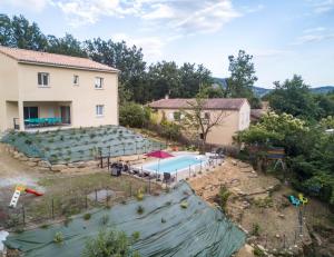 eine Luftansicht auf ein Haus und einen Pool in der Unterkunft Gite Les Bouches Rouges in Vesseaux