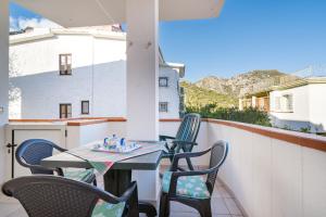 a table and chairs on a balcony with a view at Appartamento da Manzela in Cala Gonone