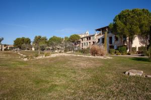 a large yard in front of a building at Le Mas de Masha sur le Golf de Port in Mallemort