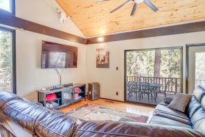 Posezení v ubytování Ruidoso Cabin Retreat with Multi-Level Deck
