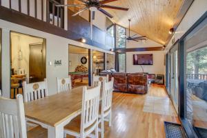 TV a/nebo společenská místnost v ubytování Ruidoso Cabin Retreat with Multi-Level Deck