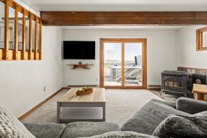 un soggiorno con divano e tavolo di Tranquil Rocky MTN Retreat - Hot Tub - Evergreen a Idaho Springs