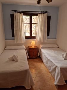 Duas camas num quarto com uma janela em Sunsea Village 3d em Calpe