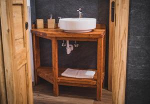 baño con lavabo en un soporte de madera en Aux Pieds du Malatra' 2, en Saint-Rhémy-en-Bosses
